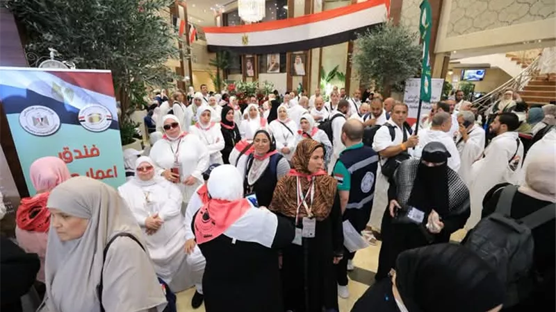 بعثة حج الجمعيات تبدأ التحرك نحو عرفات تحت إشراف ميداني مكثف