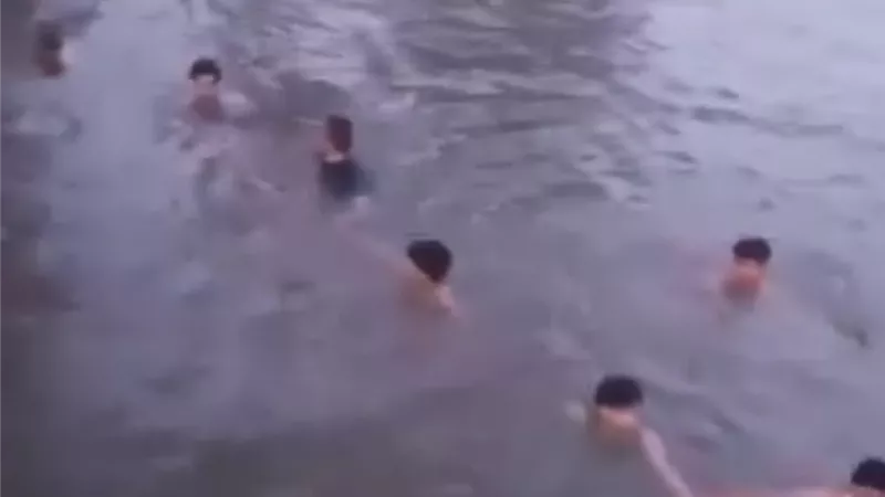 كان بيهرب من حرارة الطقس.. مصرع طفل غرقًا في بحر الغرق بالفيوم