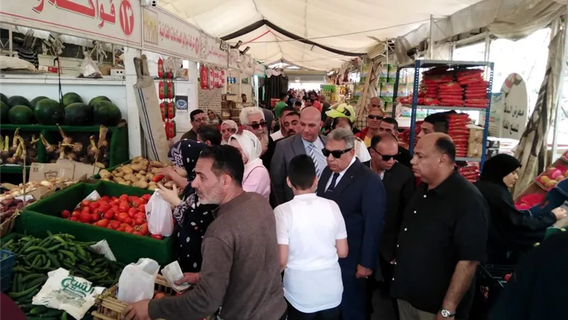 محافظ الدقهلية يتفقد المعرض الدائم للسلع الغذائية بحي شرق المنصورة