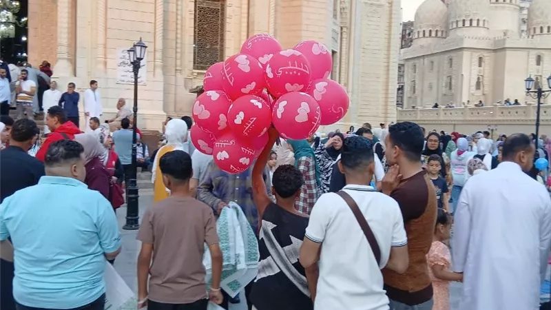 احتفال المصلين بالبالونات والزينة بساحة مسجد أبو العباس فى الإسكندرية 