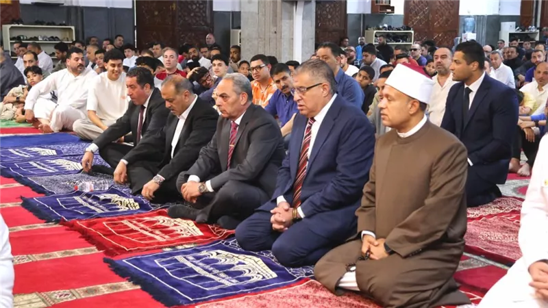 محافظ الإسماعيلية يؤدي شعائر صلاة عيد الأضحى المبارك بمجمع الشهداء الإسلامي بحي ثالث مدينة الإسماعيلية..صور