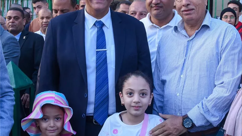 محافظ الإسكندرية يحتفل مع الأهالي عقب صلاة عيد الأضحى المبارك 
