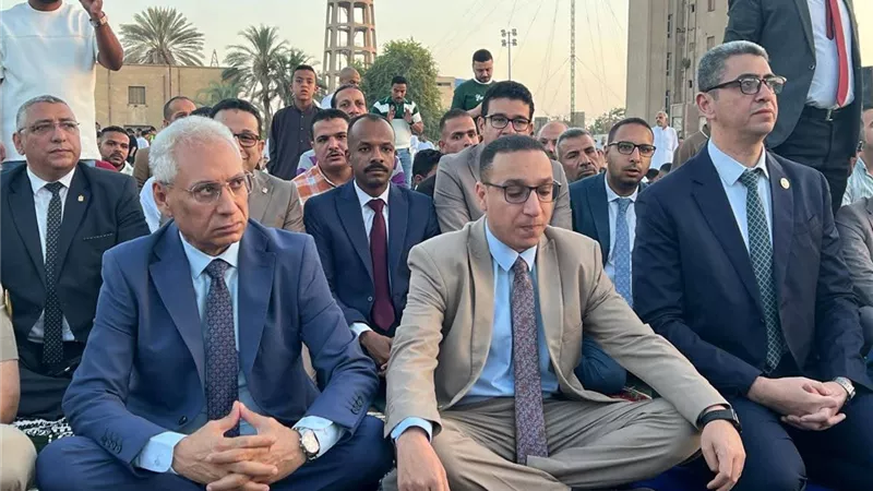 رئيس جامعة المنيا يؤدي صلاة عيد الأضحى بمدرسة أبو شناف ويشارك المواطنين فرحتهم 