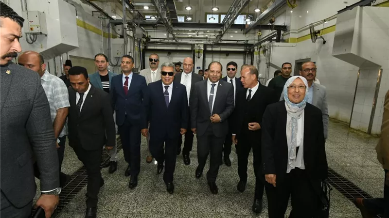 محافظ الدقهلية يشهد ذبح الأضاحي بمجزر المنصورة بقرية ميت الكرما عقب صلاة عيد الأضحى