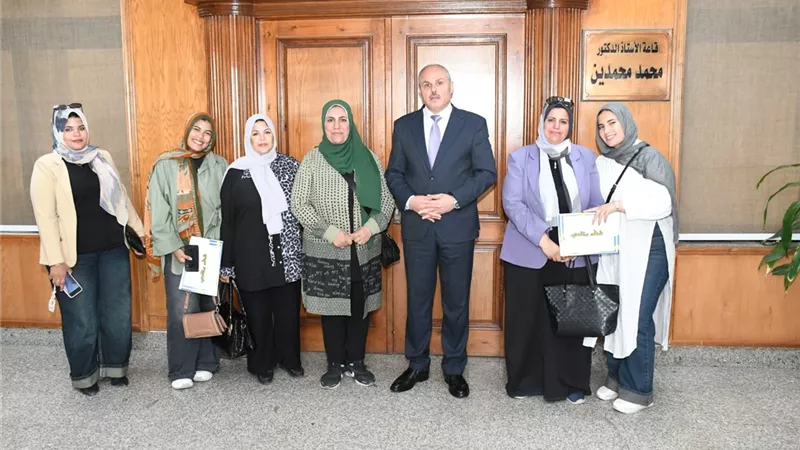 رئيس جامعة قناة السويس يشهد احتفالية تكريم الأمهات المثاليات