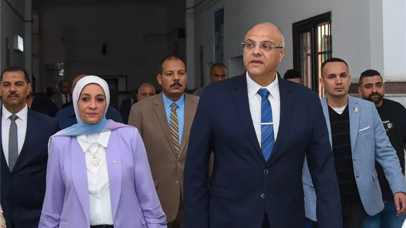محافظ الإسكندرية يفاجئ المرضى والأطقم الطبية لتقديم التهاني بعيد الأضحى 