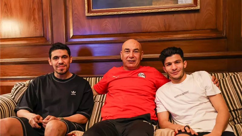 حسام حسن يستقبل ثنائي المنتخب قبل مواجهة روسيا 