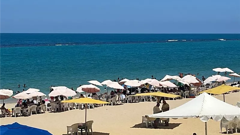 شواطئ الإسكندرية تشهد توافدًا كبيرًا للمواطنين أول أيام عيد الأضحى