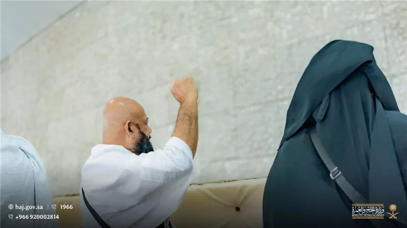 ضيوف الرحمن يواصلون رمي الجمرات في أول أيام التشريق وسط انسيابية وتنظيم محكم