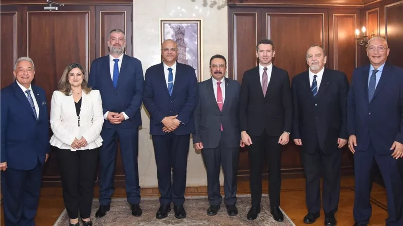 محافظ الإسكندرية يستقبل المهنئين بعيد الأضحى ويزور المرضى بمستشفى الطلبة بسبورتنج