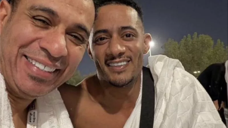 محمود الليثي يشارك صورة برفقة محمد رمضان  أثناء أدائهما مناسك الحج