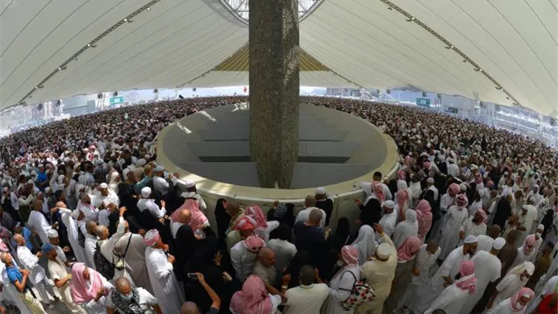 أول أيام التشريق.. الحجاج يرمون الجمرات ويحيون يوم القر بالتكبير والدعاء