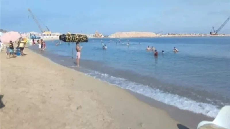 الهانوفيل المجاني يرفع الراية الكاملة.. 100% إشغال على شواطئ العجمي في العيد