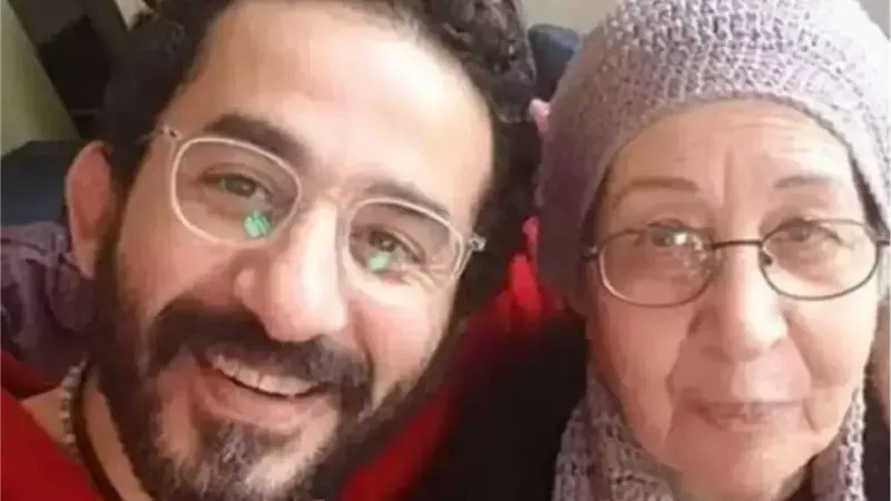  والدة الفنان أحمد