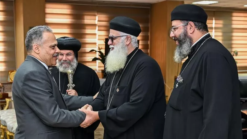 رسالة محبة من قلب الديوان العام.. محافظ الشرقية يستقبل وفد الكنيسة لتهنئة العيد
