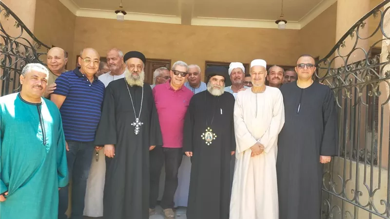 الأنبا بضابا بقنا.. زيارة عيدية تحمل رسالة وفاء لشيخ الإذاعيين فهمي عمر