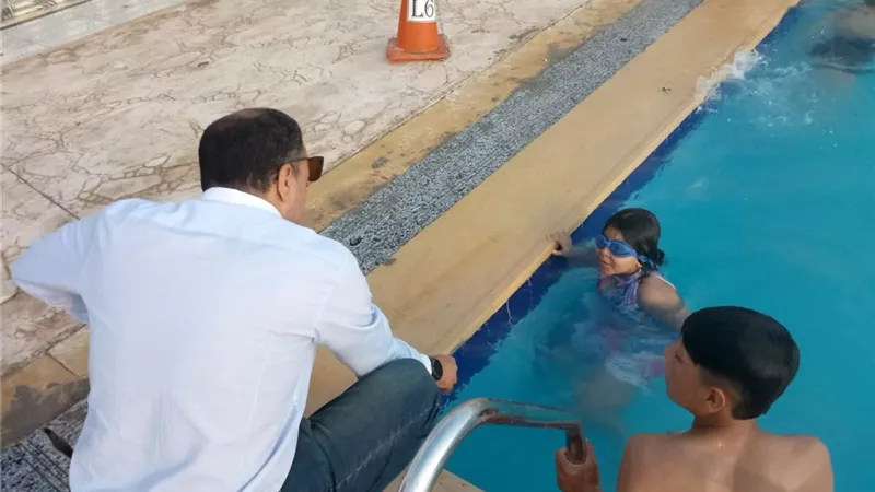 إقبال من الأهالي على حمامات السباحة بمراكز الشباب في الإسماعيلية (صور)