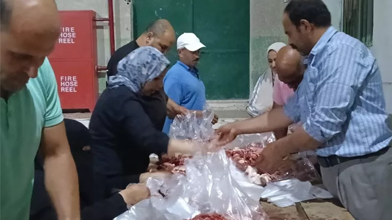 استمرار توزيع لحوم الأضاحي على الأسر الأولى بالرعاية بالإسماعيلية