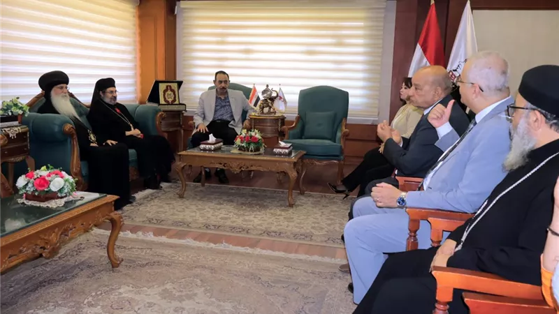 لتهنئة بالعيد.. محافظ سوهاج يستقبل أصحاب النيافة الأساقفة والمطارنة