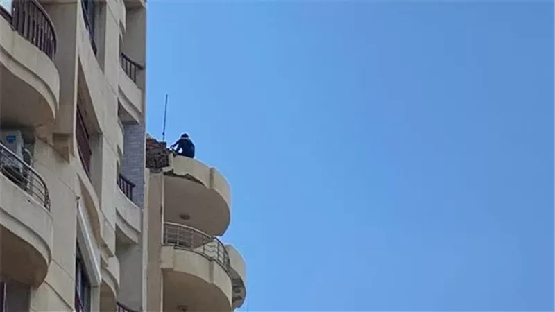 فوق الطابق الـ13.. الحماية المدنية تتدخل لإنقاذ شاب يعاني من اضطراب ذهني بالإسكندرية