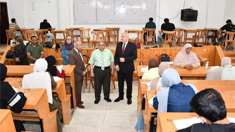 رئيس جامعة قناة السويس يتابع استئناف الامتحانات النظرية بكلية التربية 