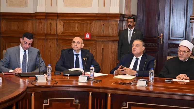 أشرف عبد الغني يطالب الحكومة بإجابات حاسمة حول مستهدفات التنمية والضرائب