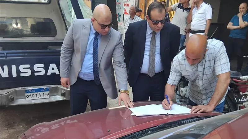 بعد إصابة طفلين.. النيابة الإدارية تعاين موقع انهيار عقار مطوبس| صور