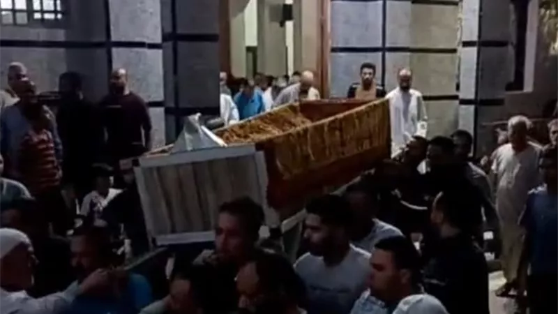 «كانت طيبة والكل حزين عليها».. الآلاف يشيعون زوجة ضحية مأساة الزوجين بالشرقية