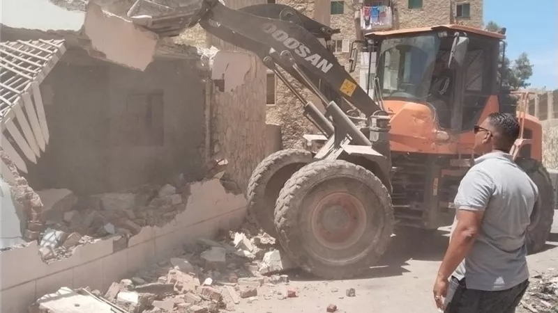 حي ثالث بالإسماعيلية يشن حملة مكبرة لرفع الإشغالات والتعديات| صور 