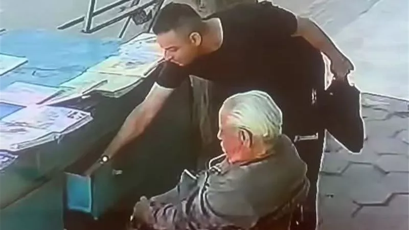 بعد انتشار صوره.. القبض على المتهم بسرقة بائع الجرائد المسن في حلوان