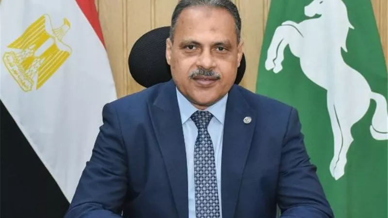 محافظ الشرقية يصدر 13 قرارًا تأديبيًا بحق 57 من العاملين المقصرين بالجهاز الإداري