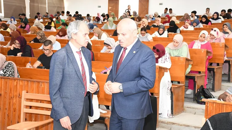 رئيس جامعة قناة السويس يتفقد اللجان الامتحانية بالفترة المسائية 
