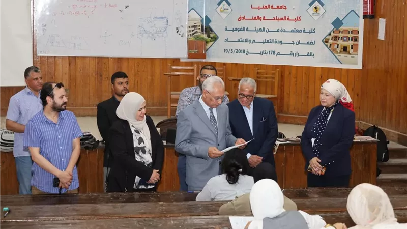 من داخل اللجان.. رئيس جامعة المنيا يتابع انتظام امتحانات 4 كليات