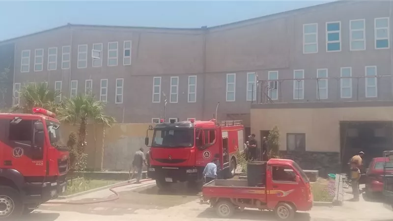 اندلاع حريق داخل مصنع صاج بالشرقية والحماية المدنية تدفع بسيارات الإطفاء 