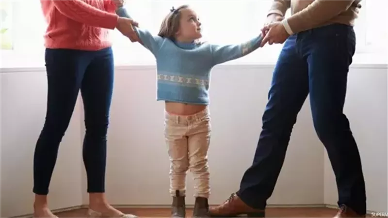 بعد الأم وأقاربها.. مشروع القانون الجديد يوضح موقع الأب في ترتيب الحضانة
