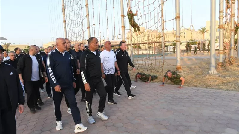 وزير الدفاع يتفقد منظومة الإعداد والتأهيل لطلبة الكليات العسكرية والدورات المدنية