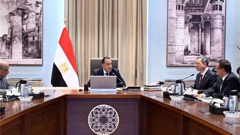 رئيس الوزراء يلتقي رئيس شركة الصين لهندسة الطاقة المحدودة لبحث سبل التعاون المشترك