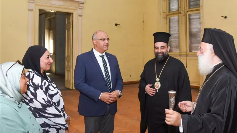 بالصور.. محافظ الإسكندرية وبابا الروم الأرثوذكس يتفقدان مبنى مدرسة 
