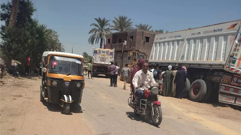 انقلاب مقطورة محملة بالرمال بطريق تلات أبشواي الزراعي في الفيوم