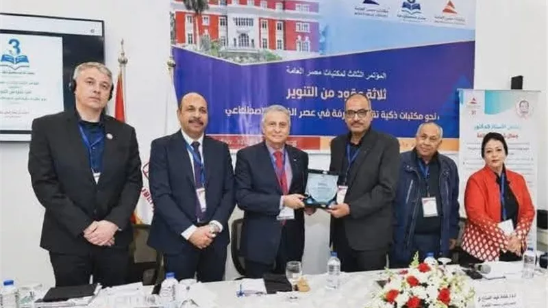 محافظ المنيا يهنئ مدير مكتبة مصر العامة لفوزه بالمركز الأول في البحث العلمي