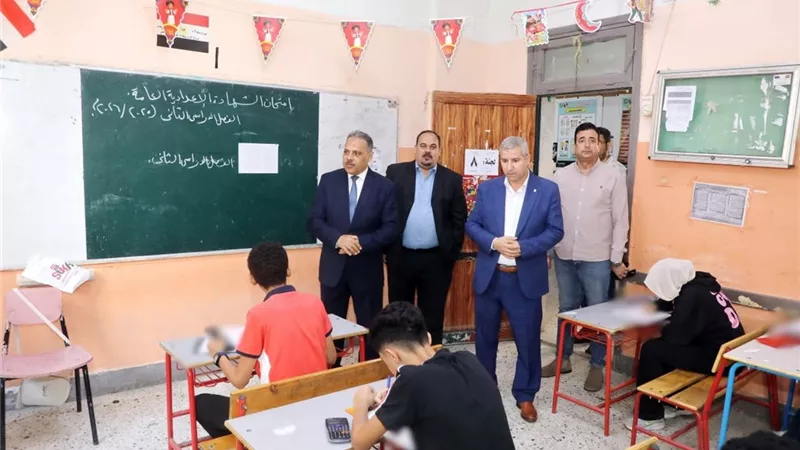 محافظ الشرقية يتفقد لجان امتحانات الفصل الدراسي الثاني للشهادة الإعدادية 