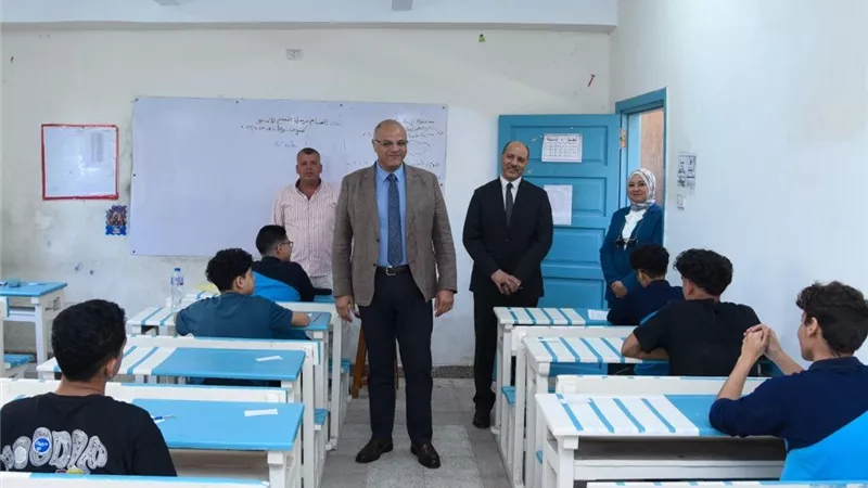 محافظ الإسكندرية يتفقد لجان امتحانات الشهادة الإعدادية: توفير بيئة آمنة ومنظمة للطلاب