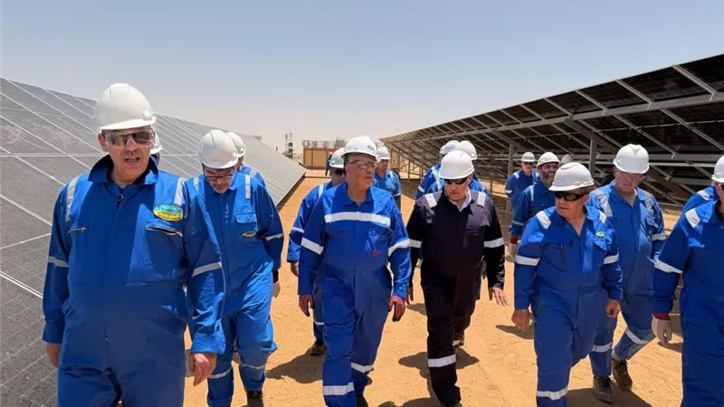 رئيس هيئة البترول يتابع خطط التوسع الإنتاجي والاستكشاف في حقول الصحراء الغربية