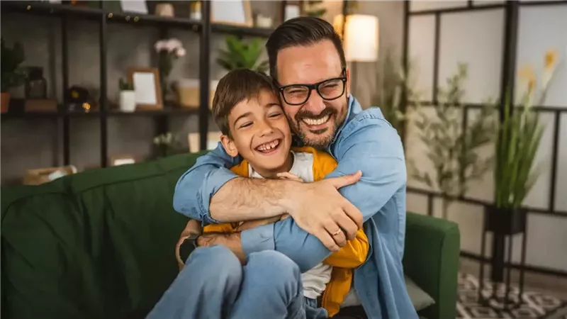 ليس الغياب فقط.. كيف يؤثر الأب البارد عاطفيًا في شخصية أطفاله؟