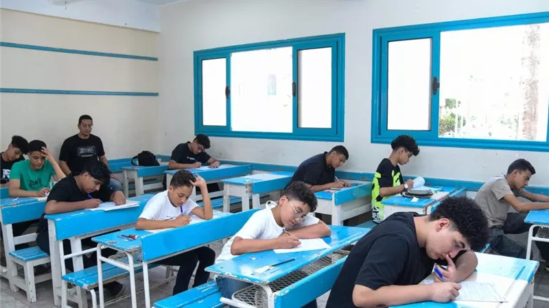 وسط أجواء من الارتياح.. «عربي الإعدادية» يرسم البسمة على وجوه طلاب الإسكندرية