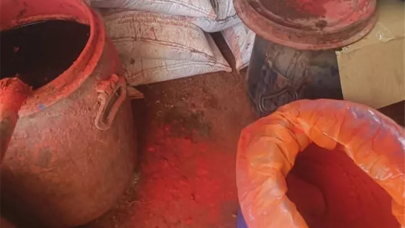 تموين المنيا يضبط مصنعًا غير مرخص ويصادر آلاف الكراتين والزيوت مجهولة المصدر
