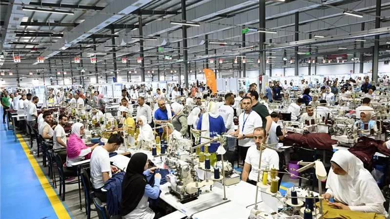 صادرات بـ500 مليون دولار.. رئيس الوزراء يتفقد مصنع «چيد تكستايل» للملابس الجاهزة