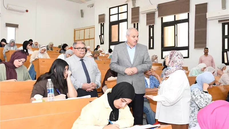 رئيس جامعة قناة السويس يتابع أعمال سير الامتحانات بكلية التربية (صور)