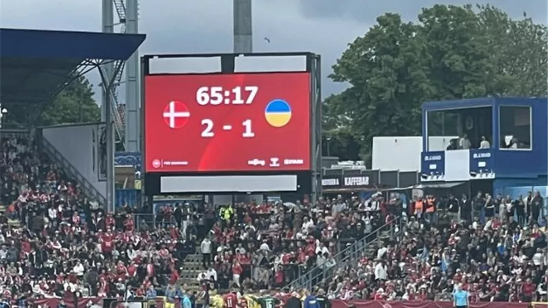 بعد 5 سنوات من يورو 2020.. إريكسن يسقط على أرض الملعب مجددًا