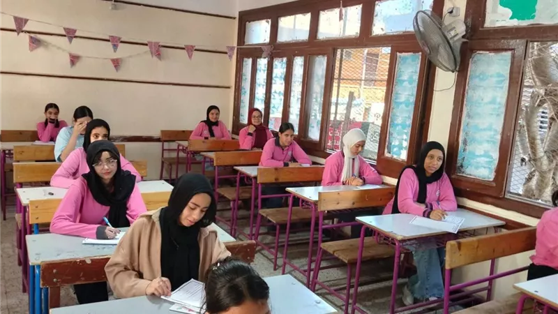 طلاب الشهادة الاعدادية بالإسماعيلية يؤدون امتحان الجبر والإحصاء.. اليوم
